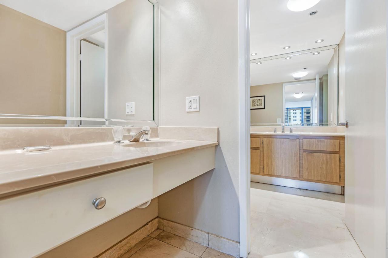 High Rise Comfort With Balcony Doral Exterior photo