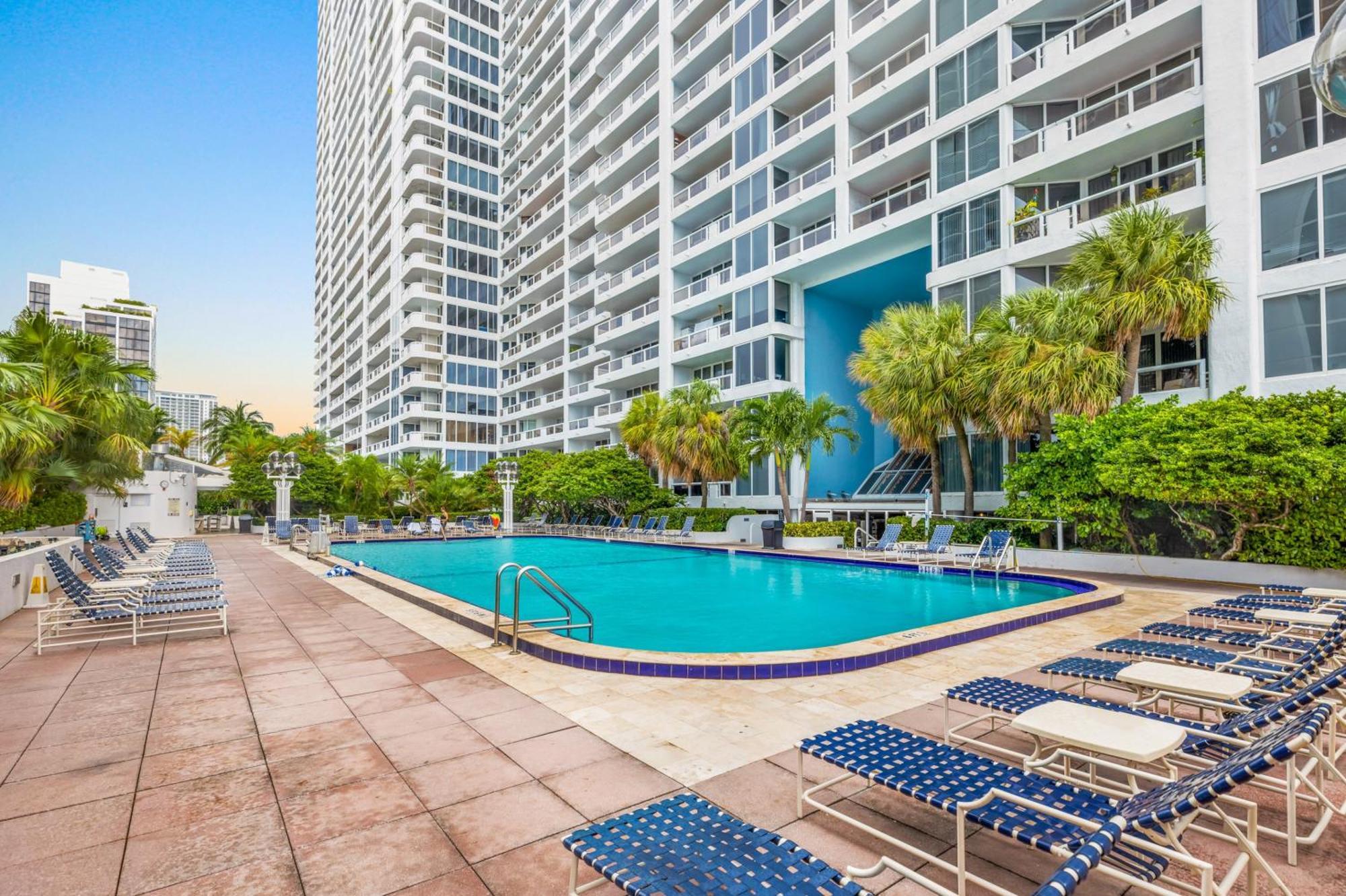 High Rise Comfort With Balcony Doral Exterior photo
